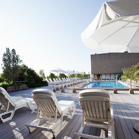 Hotel Palafox سرقسطة المرافق الصورة The rooftop pool at the hotel