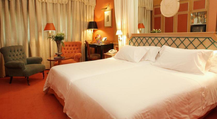 Hotel Palafox سرقسطة المظهر الخارجي الصورة A room at the hotel