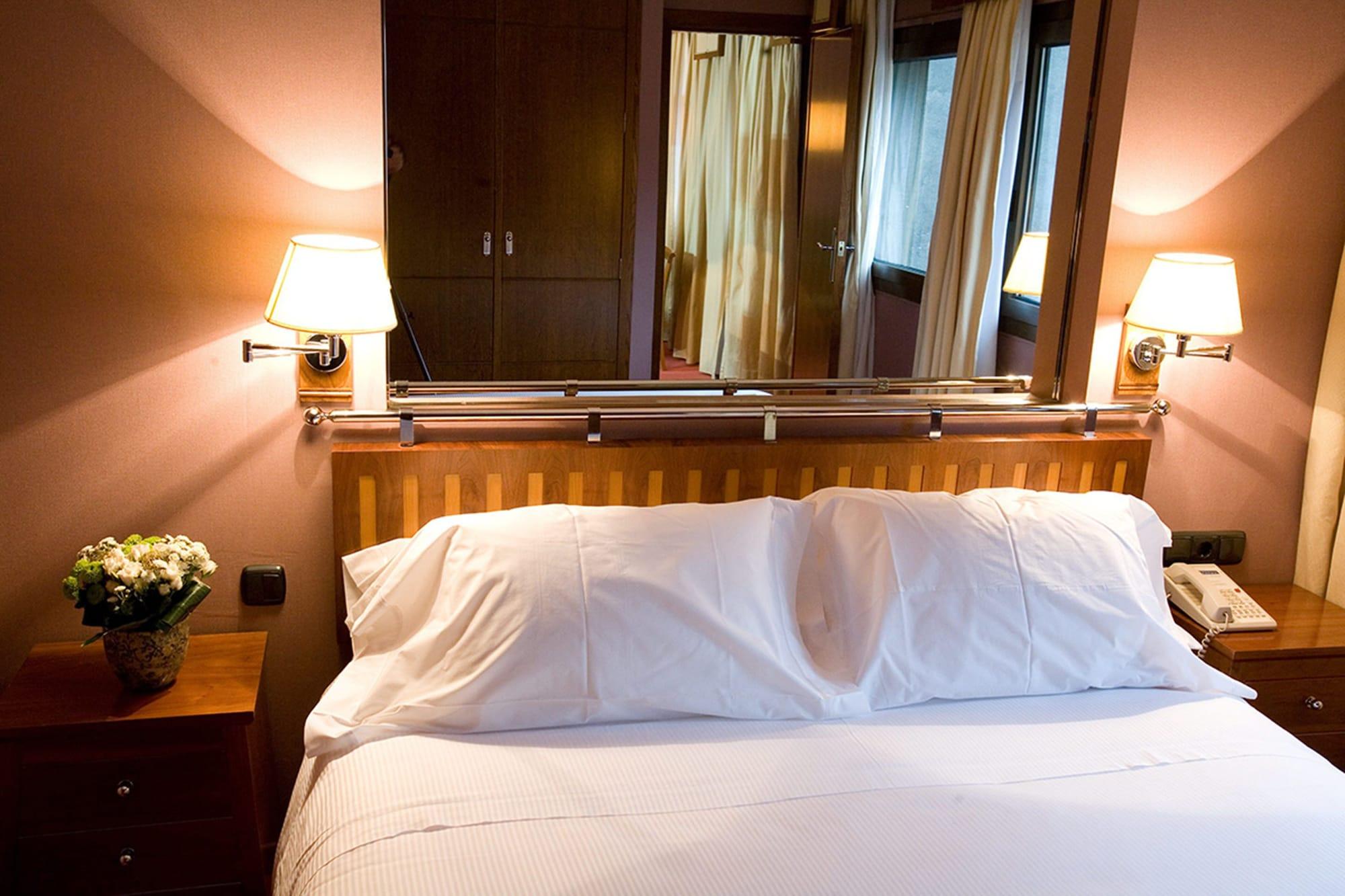 Hotel Palafox سرقسطة المظهر الخارجي الصورة A room at the hotel