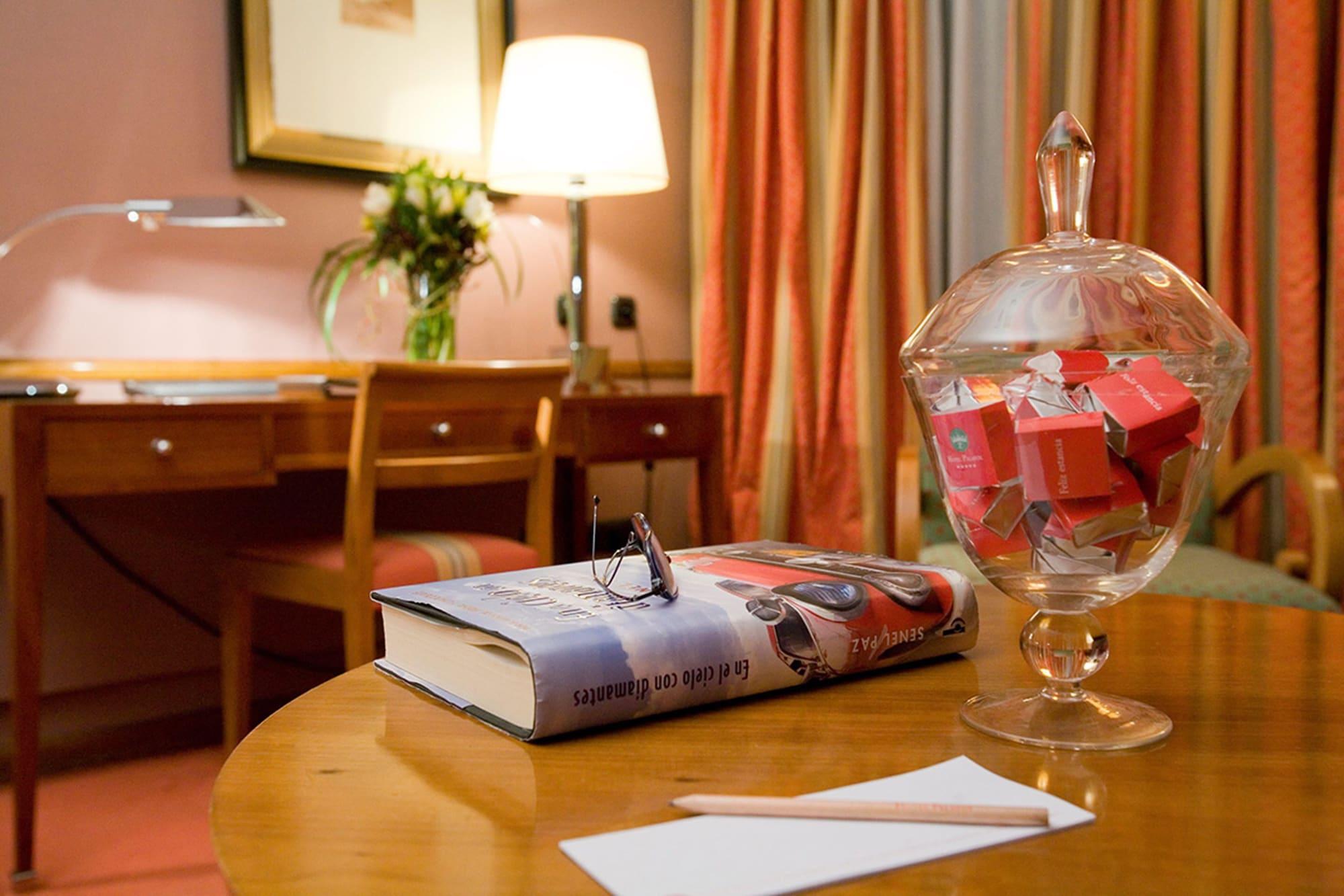 Hotel Palafox سرقسطة المظهر الخارجي الصورة A room at the hotel