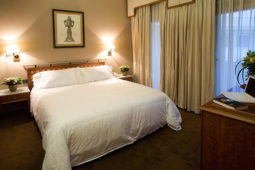 Hotel Palafox سرقسطة المظهر الخارجي الصورة A bedroom at the hotel