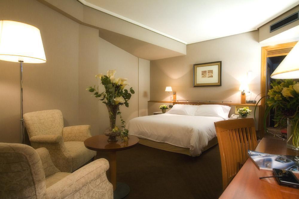 Hotel Palafox سرقسطة الغرفة الصورة A room at the hotel