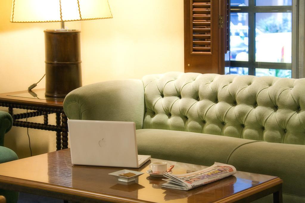 Hotel Palafox سرقسطة المظهر الخارجي الصورة A couch in a living room