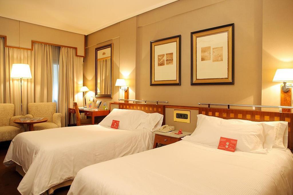Hotel Palafox سرقسطة المظهر الخارجي الصورة A room at the hotel