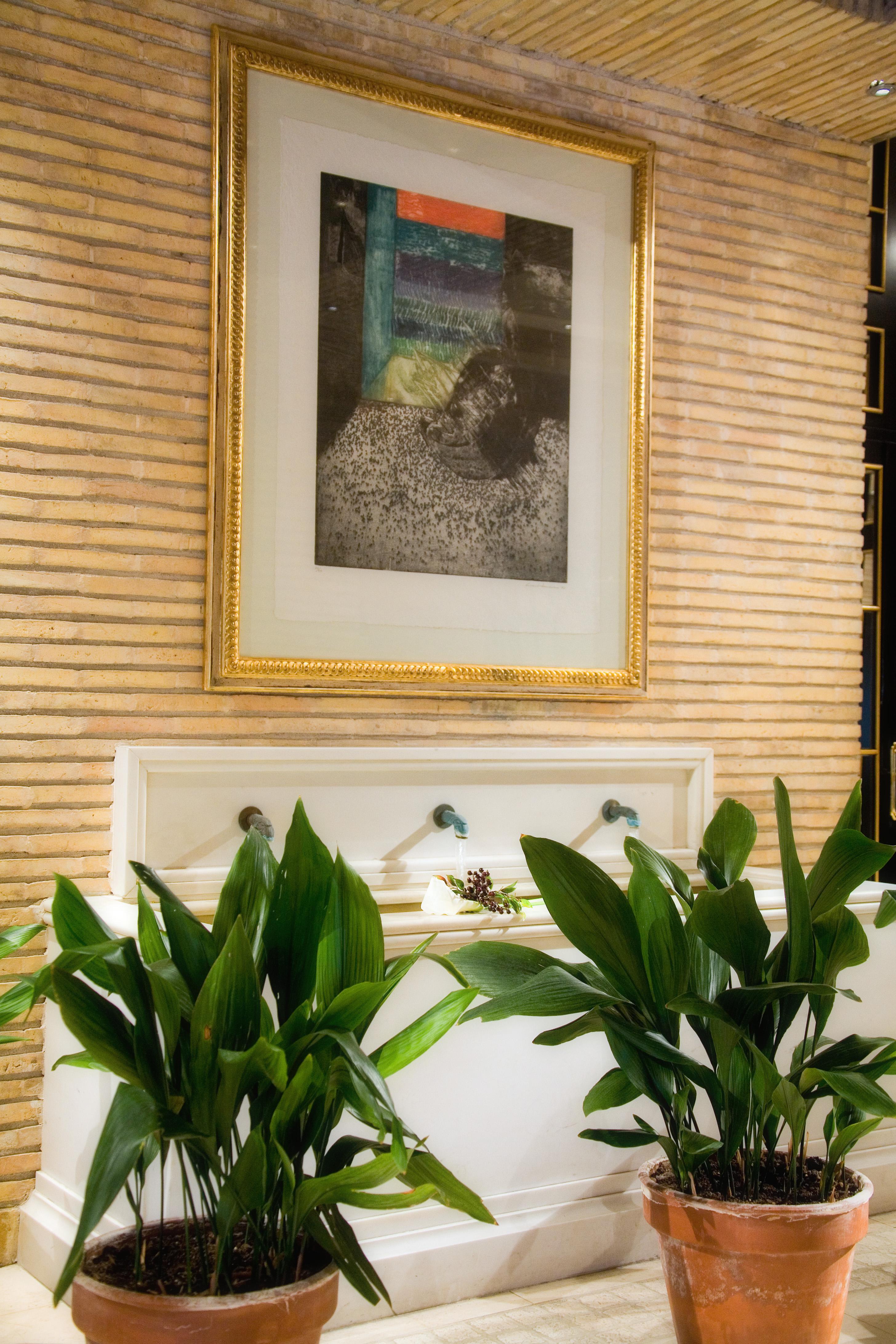 Hotel Palafox سرقسطة الغرفة الصورة A framed print of a photograph by the artist