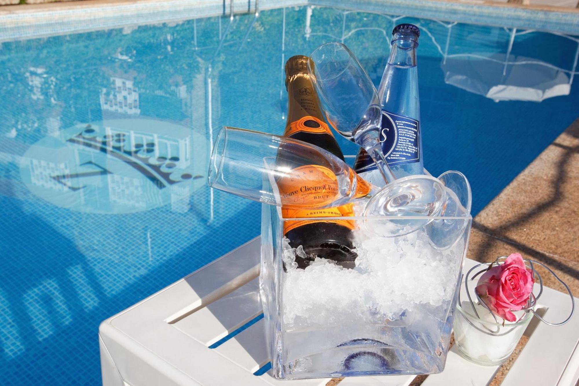 Hotel Palafox سرقسطة المرافق الصورة A champagne bucket