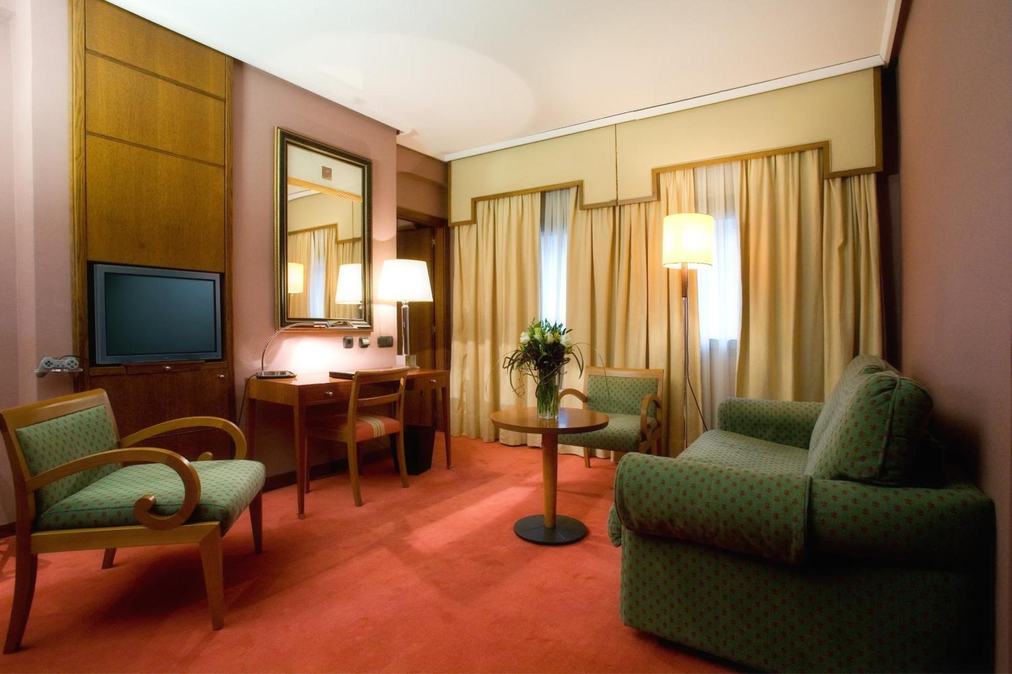 Hotel Palafox سرقسطة المظهر الخارجي الصورة A suite at the Hotel Excelsior