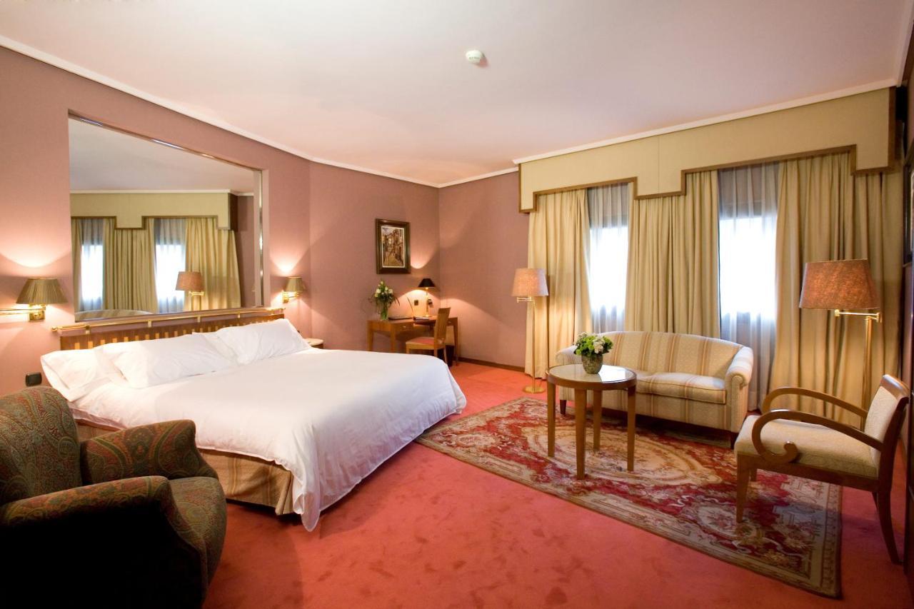 Hotel Palafox سرقسطة المظهر الخارجي الصورة A room at the hotel