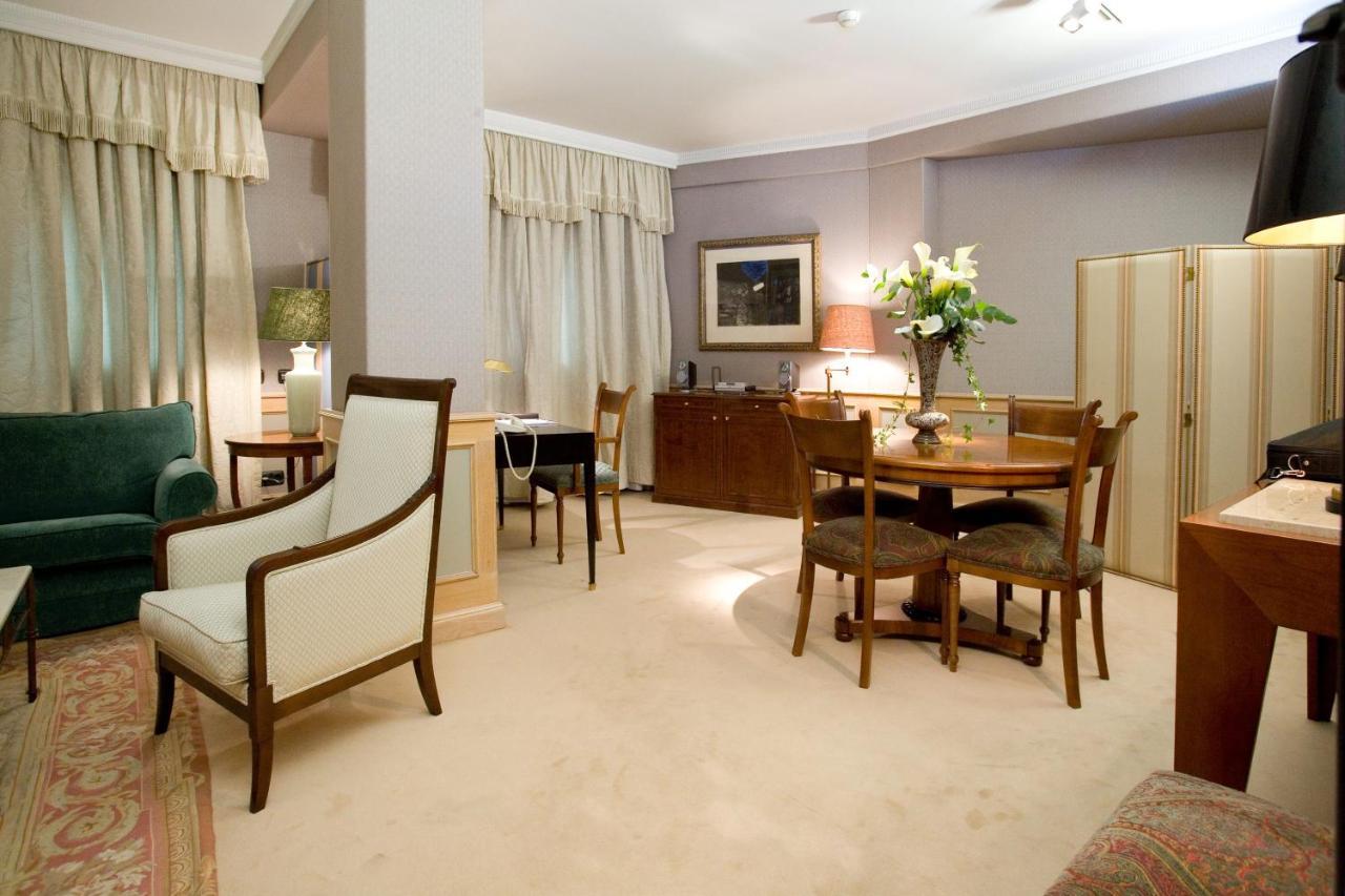 Hotel Palafox سرقسطة المظهر الخارجي الصورة A suite at the hotel