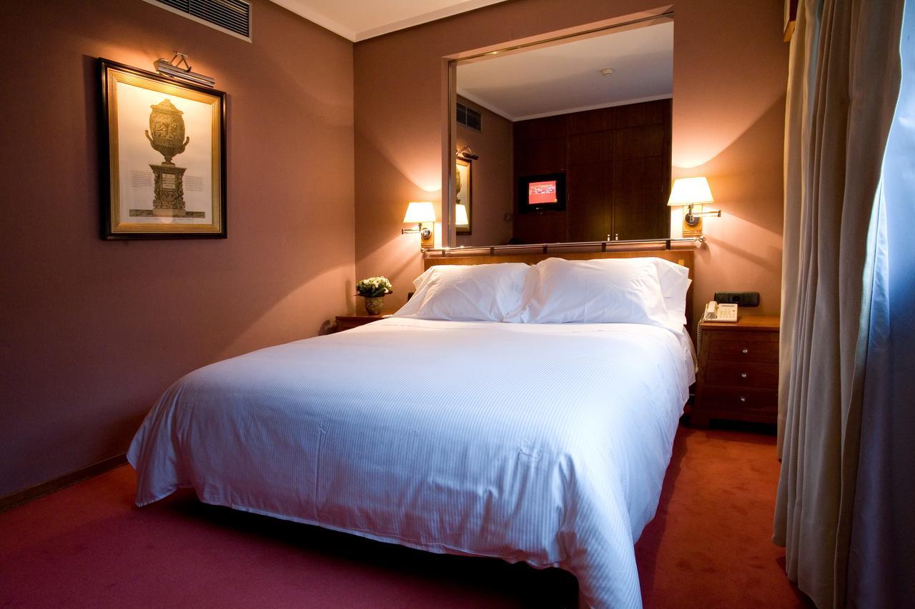 Hotel Palafox سرقسطة المظهر الخارجي الصورة A bedroom at the hotel